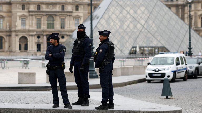 'Priceless' jewellery stolen from Louvre museum in Paris