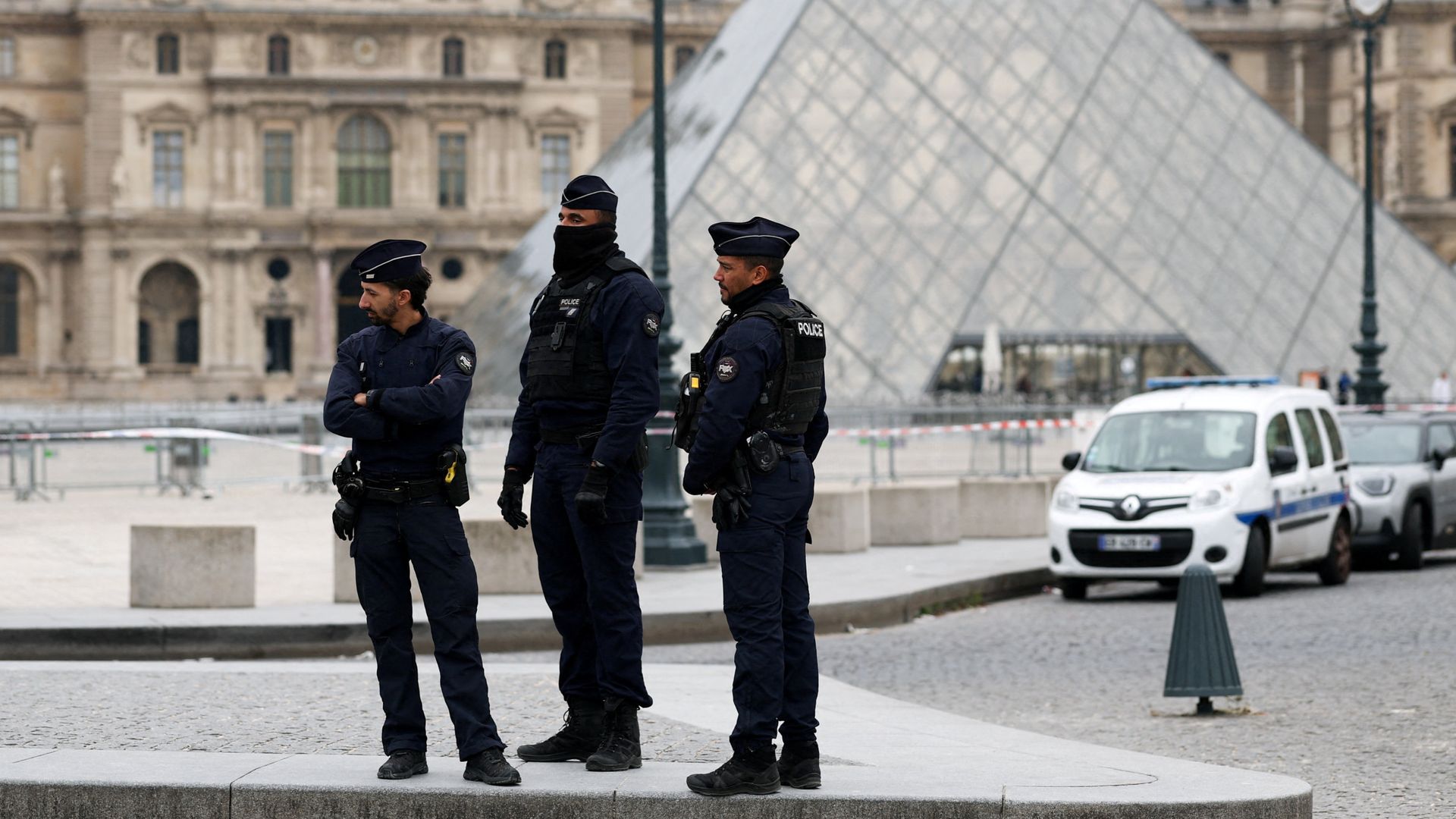 'Priceless' jewellery stolen from Louvre museum in Paris