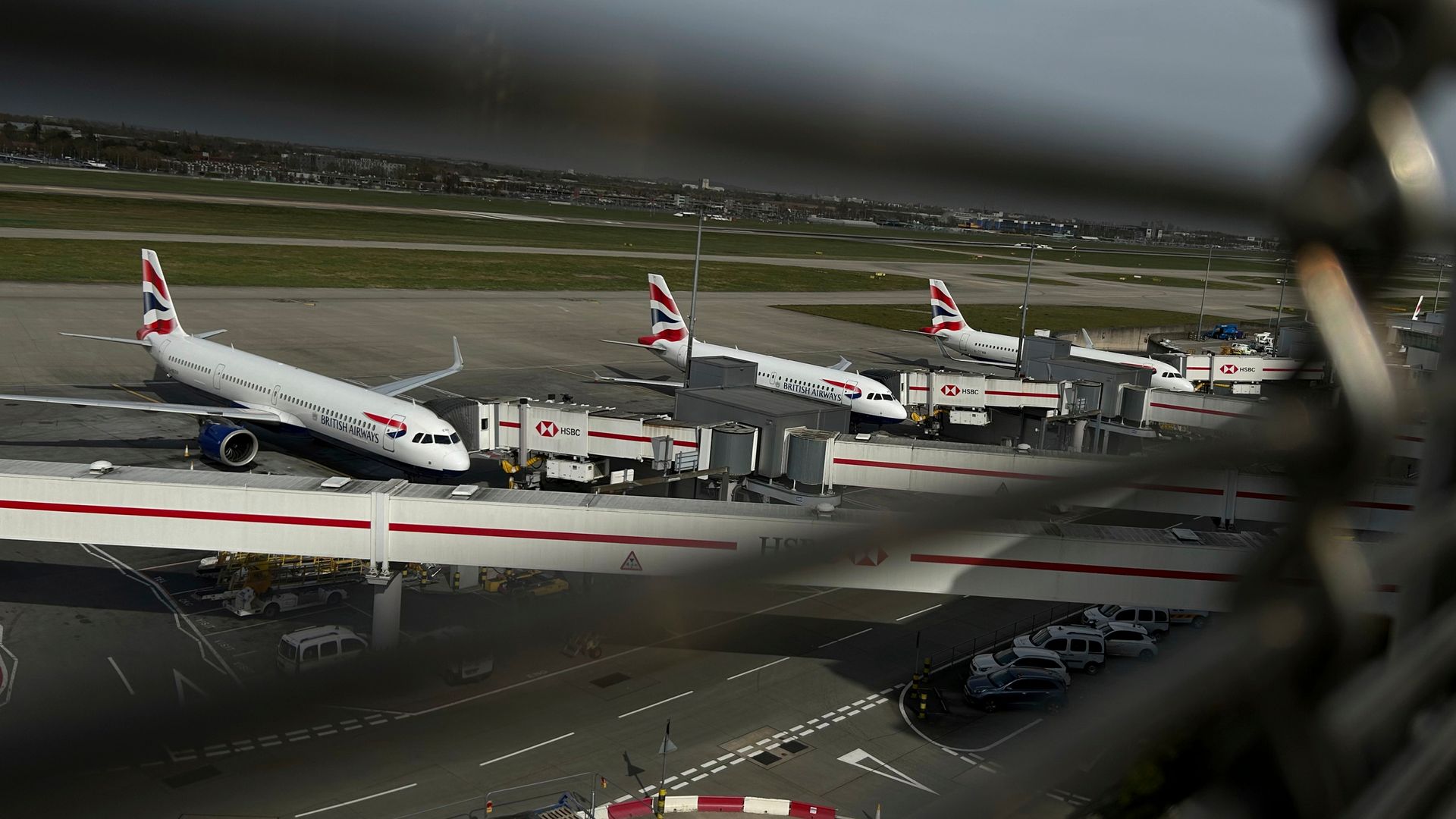 Heathrow's £33bn third runway plan chosen by government