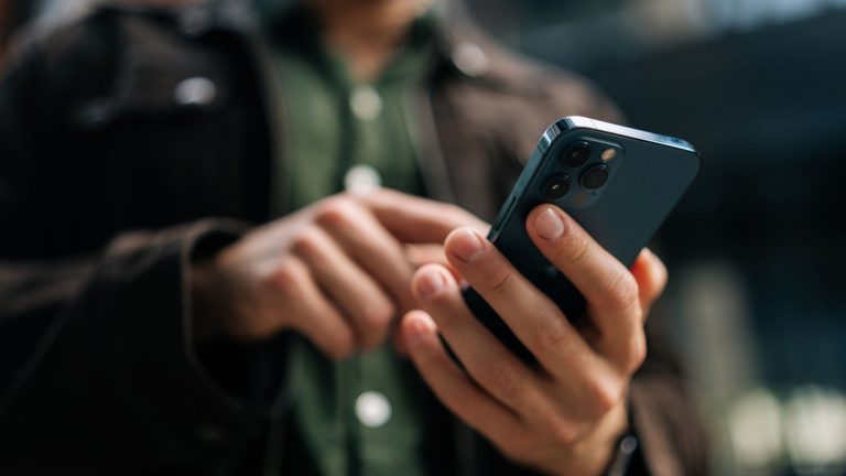 Apple issues spyware alert to iPhone users