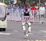 Watch: Runners v robots at China half marathon