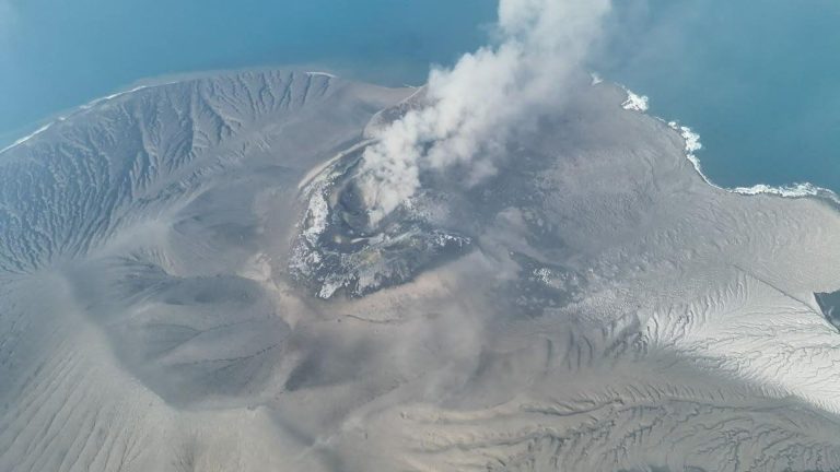 Anak Krakatau: Volcano eruption disrupts hundreds of flights